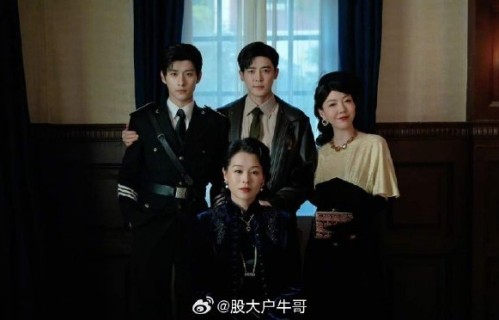 胡杏儿晒全家福裁掉张凌赫，剧宣神操作