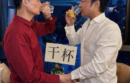 马景涛现状：陪小26岁女友回家，春风得意很潇洒，岳父看着更年轻