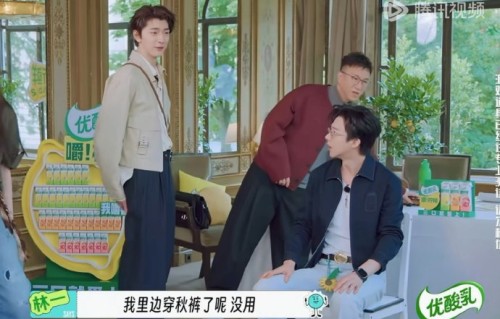 王玉雯在电椅游戏中为何坐姿那么拘谨？