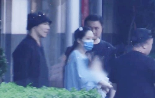 向佐、郭碧婷坐豪车出行，郭碧婷单手抱娃