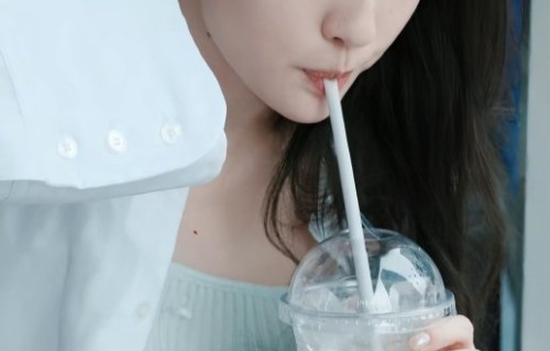 刘亦菲为工作室员工买金饰的具体细节是什么？