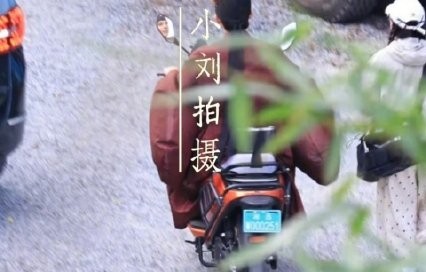 王安宇古装造型为何会骑电动车上下班？|一念江南|片场|发冠|后视镜|公子