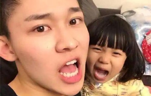 刘奕君与女儿跳舞视频曝光，56岁反差萌父爱满满