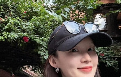 李沁晒尼泊尔旅行配文出去溜达一下 无滤镜随拍3小时热度破3万