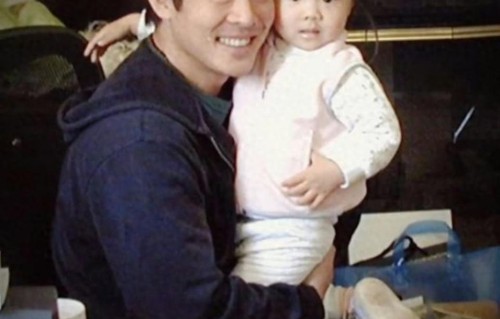 李连杰自曝为母亲想生儿子，两段婚姻生了四个女儿，家族女多男少