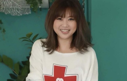 香港知名演员全素颜出镜，60岁还没结婚，前男友因肺癌病逝