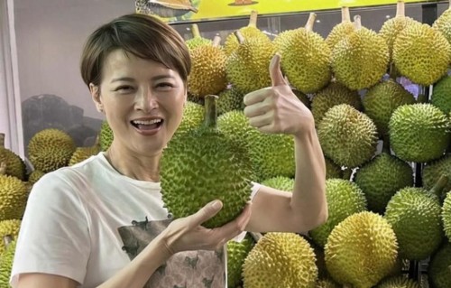 恭喜！香港知名演员迎黄昏恋或将再婚，出国参加婚礼沾喜气