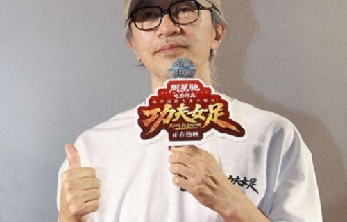 周星驰路演偶遇26年前理发店老板娘，一句“涨价了吧”让全场泪崩