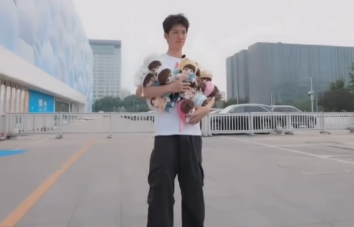 官俊臣带娃打卡鸟巢的视频在哪看？