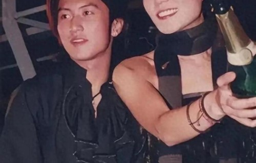 王菲的感情，始终没看懂：既然放不下谢霆锋，当初何必仓促嫁人？