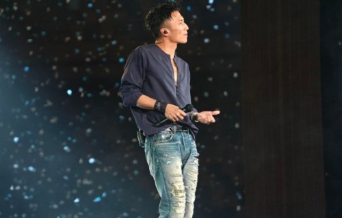 谢霆锋演唱会为何坚持无嘉宾无垫音？