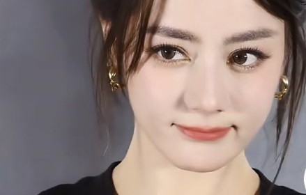 迪丽热巴在哪些场合被拍到专注看美女？