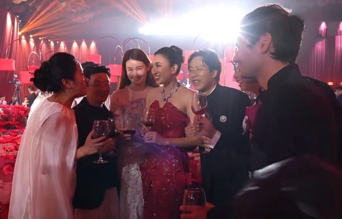 王宝强带女友参加婚礼，冯清从容优雅大气端庄，交往多年感情超好