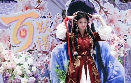 艾米《百妖谱》红衣出妆，双麻花辫灵动却被指不像原著