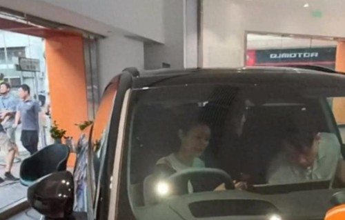 38岁港姐分手半年高调换车，自购30万国产电车，豪车已还富商前任