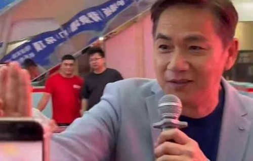 TVB“童年阴影”近照曝光，头发花白，网友赞面相变温和