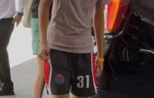 洛杉矶偶遇邓超孙俪儿子等等！晒成古铜色皮肤，14岁身形挺拔阳光帅气|星二代|篮球|董洁