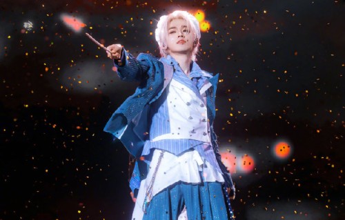 时代少年团演唱会的黑白金发色分别由谁担任？