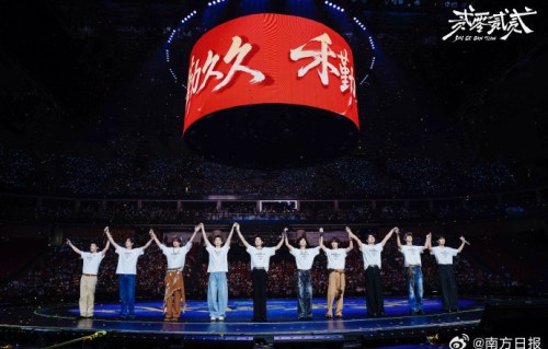 延期至7月27日的演出有哪三位成员无法参加？