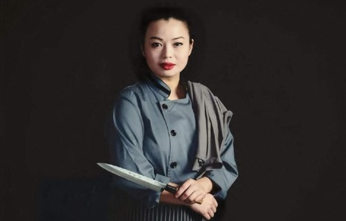 突发！香港知名女星自曝因工伤左手几乎残废，移居美国转行当厨师