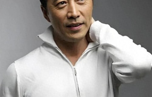 老戏骨郑晓宁：和萨日娜青梅竹马，50岁老来得子，如今还戏瘾十足