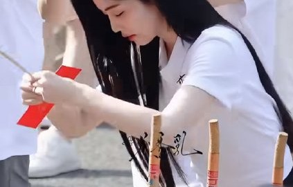 白鹿摔倒自嘲获赞，新剧《开到荼蘼》受期待