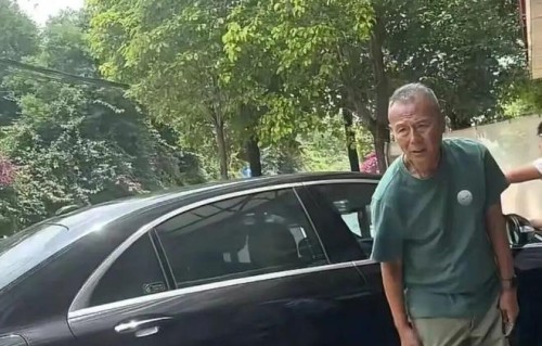 72岁刘德凯昆明修车被偶遇！穿人字拖蹲路边，老奔驰陪他看尽半生繁华