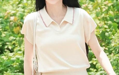 网友在家偶遇白鹿时她的穿搭是什么样的？
