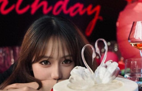 高露女儿庆17岁生日，男友露面190高个一身名牌，俩人恋爱快2年