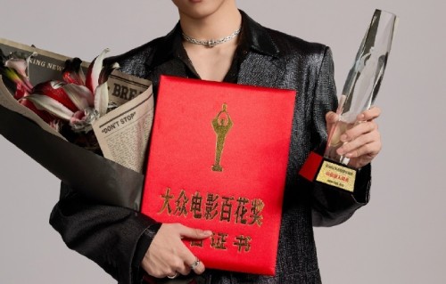 时代峰峻恭喜刘耀文提名百花奖，证书奖杯合照曝光