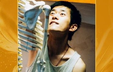 易烊千玺在《小小的我》中饰演什么角色？