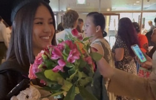 钟镇涛参加21岁女儿大学毕业礼，全家在伦敦观礼，称是全家的骄傲