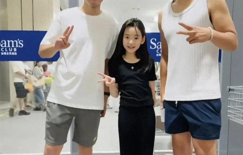 高云翔带小酒窝逛超市，一车零食宠女儿，父女互动十分暖心