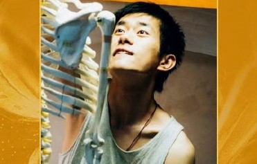易烊千玺哭戏封神：从压抑到无声，每一滴泪都是演技