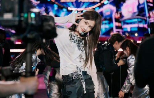 袁一琦如何成为内娱00后万人演唱会第一人？