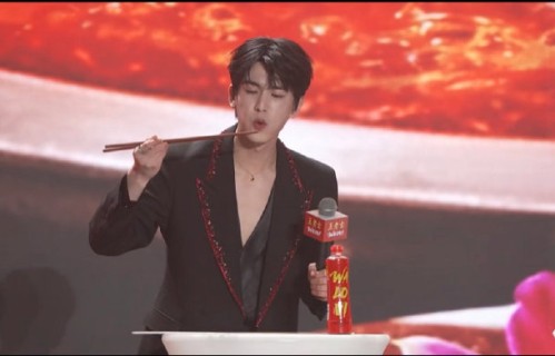 张凌赫的即兴表演为什么能引发观众共鸣？