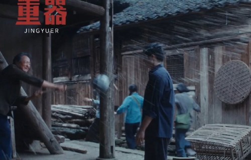 《重器》里陈一众被泼猪粪后是什么反应？
