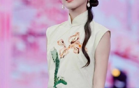 李云霄七夕晚会路透曝光，薄纱长裙美成月下仙子