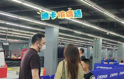 偶遇宋丹丹儿子一家，俩孙子太招人稀罕，巴图本人不胖还有点小帅