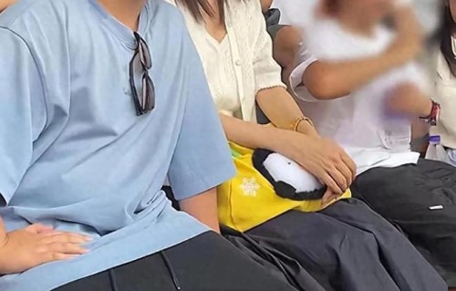 佟丽娅带10岁儿子看演出，朵朵热红脸妈妈贴心照料|星二代|保姆|明星|母爱|母亲