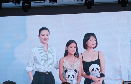 宋佳牵手梅婷女儿走红毯，13岁曾慕梅大气亮相