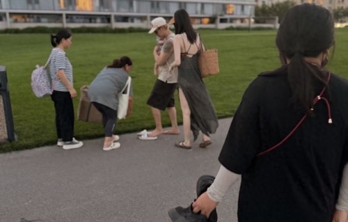 李嘉格一家阿那亚度假，穿小背心配短裤打扮清凉，小11岁男友超帅