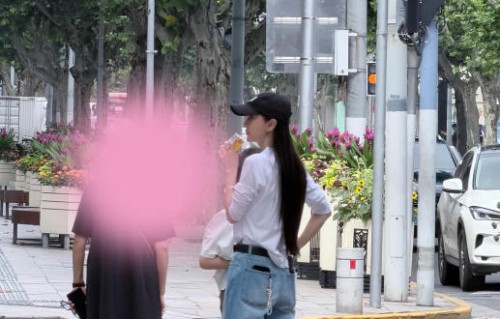 Angelababy在峨眉山素颜偶遇是真的吗