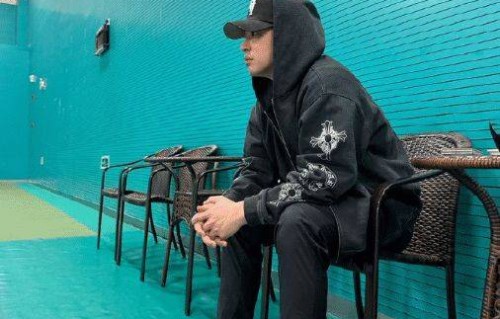 潘玮柏得了面瘫，自曝右脸动不了，还玩谐音梗拿自己开涮