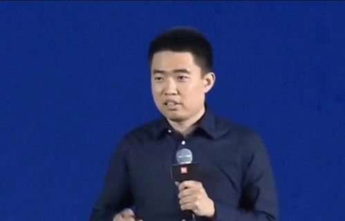 李想一家阿那亚出行被偶遇，妻子孕肚明显，即将迎来第六个孩子
