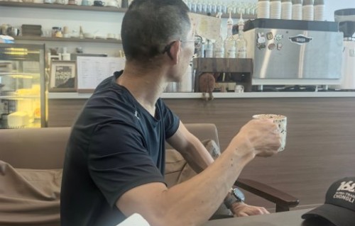 郑恺看到苗苗新发型后的第一反应是什么？