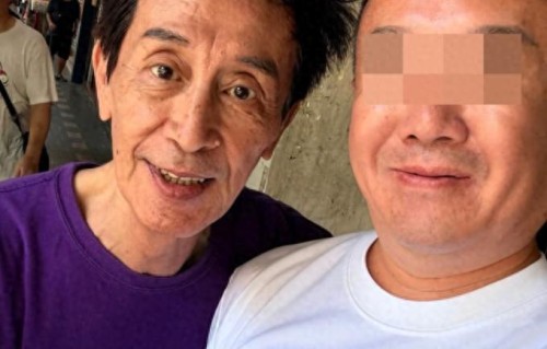 72岁香港艺人移居台湾42年，街头摆摊自给自足，与路人合照没架子