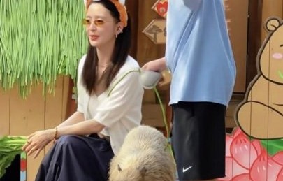 朵朵在爸爸陈思诚新片首映礼上的发言表现如何？