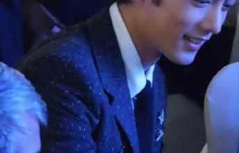 郑晓龙导演对肖战拿清水碰杯有什么回应？