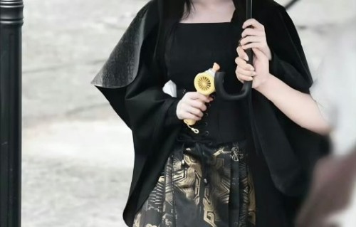 鞠婧祎黑长直造型为何被网友评价为权威？